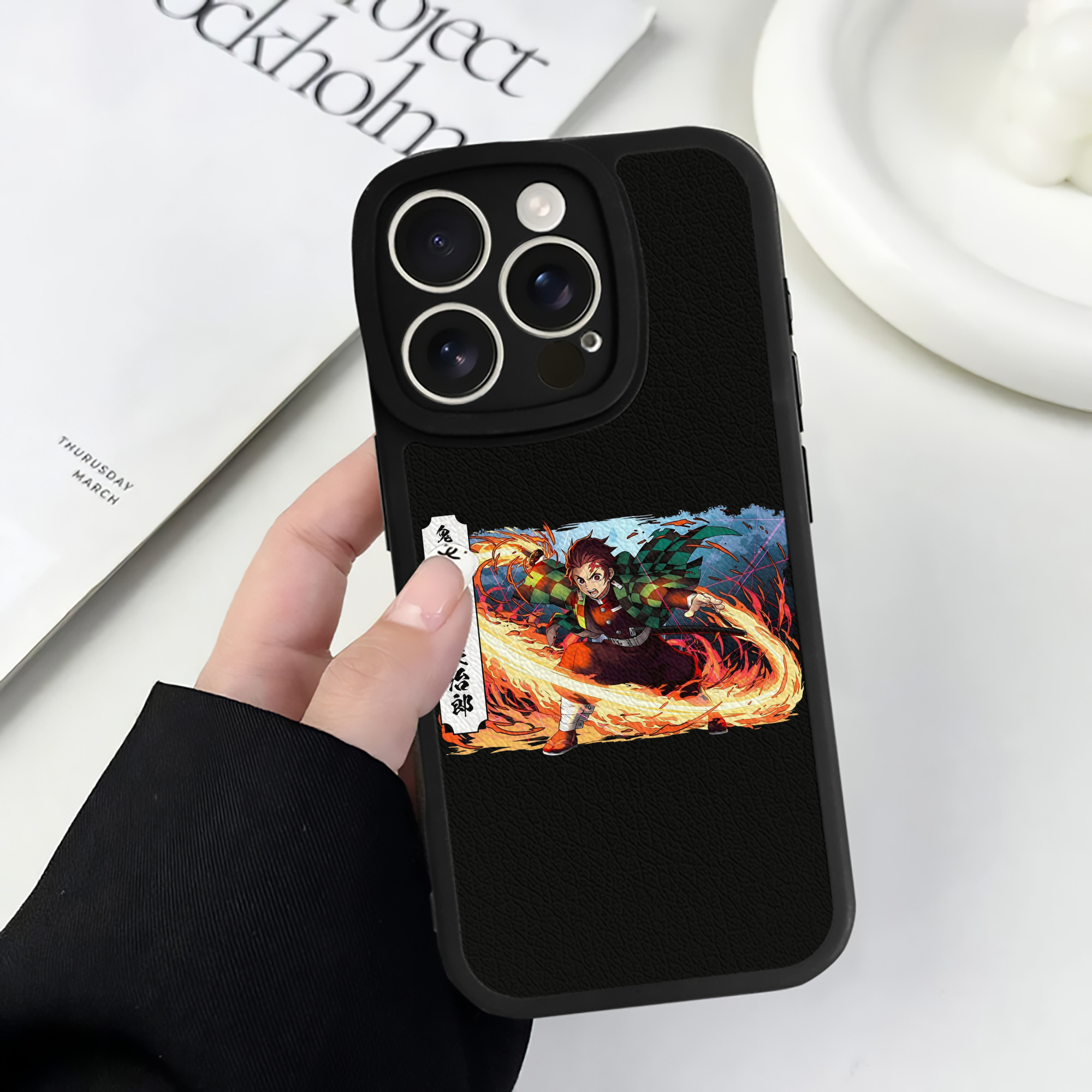 （画像用） 鬼滅の刃 竈門 炭治郎／かまど たんじろう Kamado Tanjirou 【iPhone 16シリーズ対応】シリコンスマホケース（レザー調） 材質：シリコン